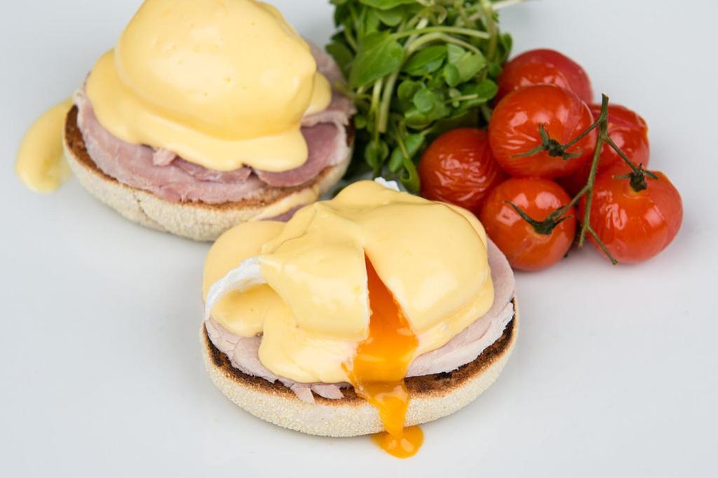 Darwin'S Townhouse Bed and Breakfast Shrewsbury Buitenkant foto Eggs Benedict