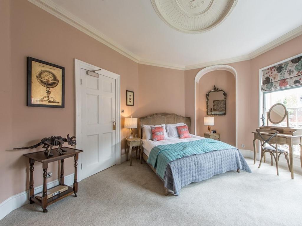 Darwin'S Townhouse Bed and Breakfast Shrewsbury Buitenkant foto The bedroom of the 18th-century house