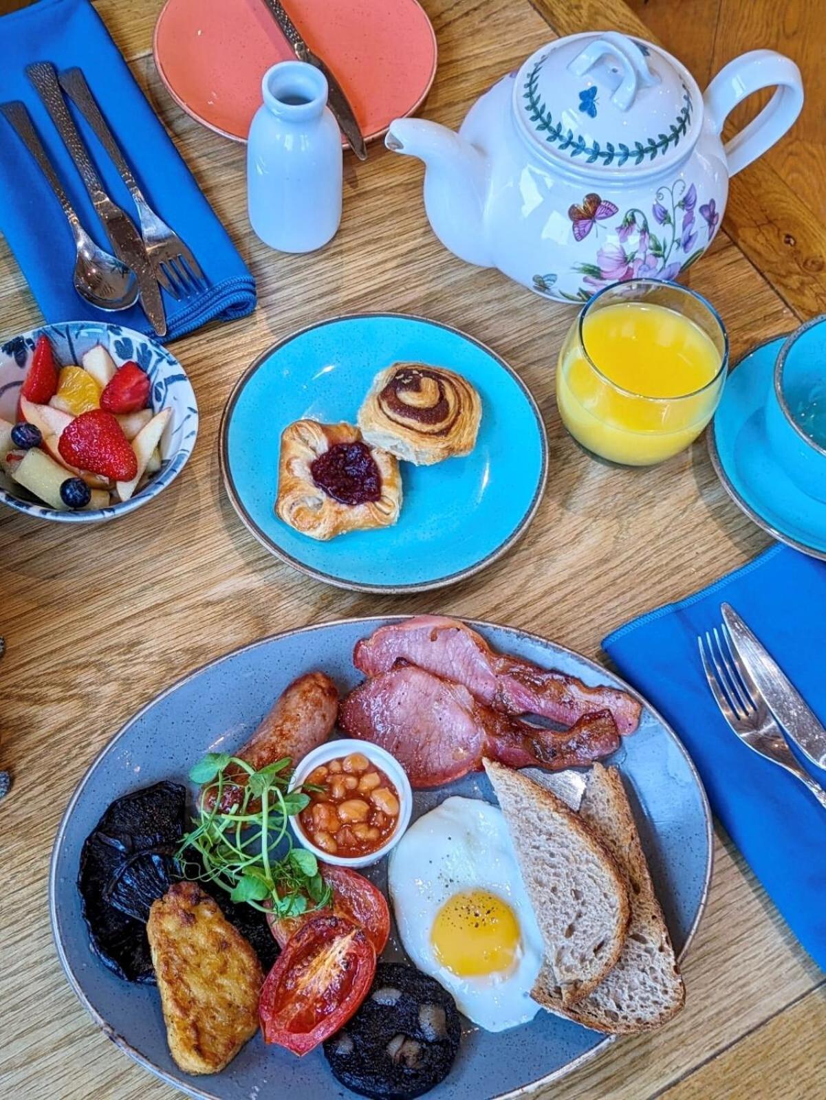 Darwin'S Townhouse Bed and Breakfast Shrewsbury Buitenkant foto A full English breakfast