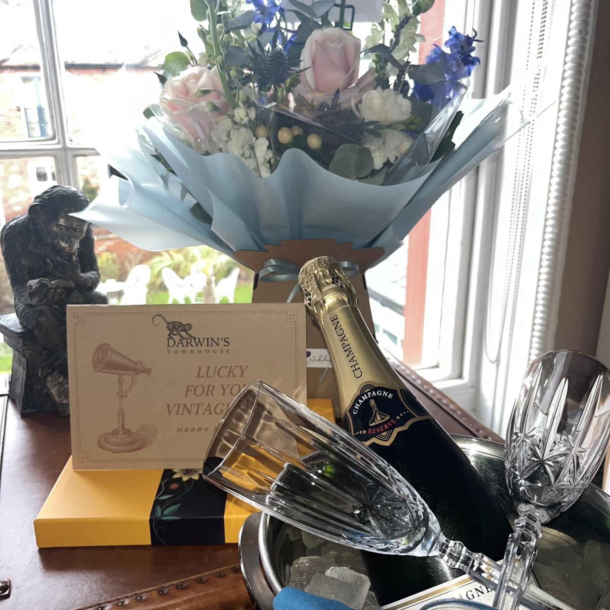 Darwin'S Townhouse Bed and Breakfast Shrewsbury Buitenkant foto A bottle of Dom Pérignon