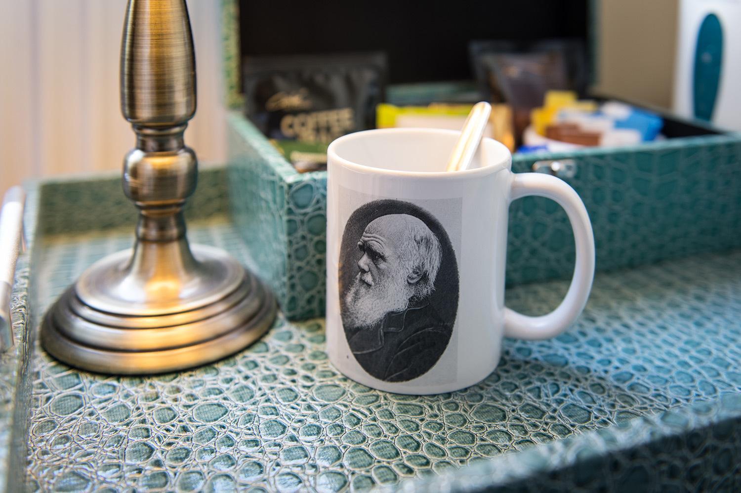 Darwin'S Townhouse Bed and Breakfast Shrewsbury Kamer foto A mug with a portrait of Darwin