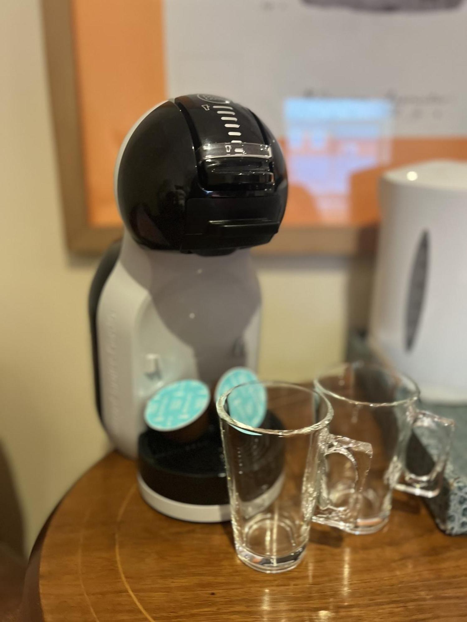 Darwin'S Townhouse Bed and Breakfast Shrewsbury Kamer foto A Dolce Gusto coffee machine