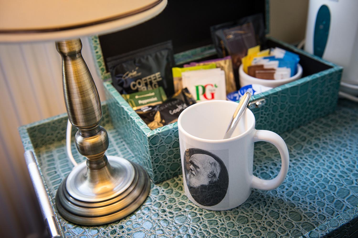 Darwin'S Townhouse Bed and Breakfast Shrewsbury Kamer foto A coffee and tea tray in a hotel room