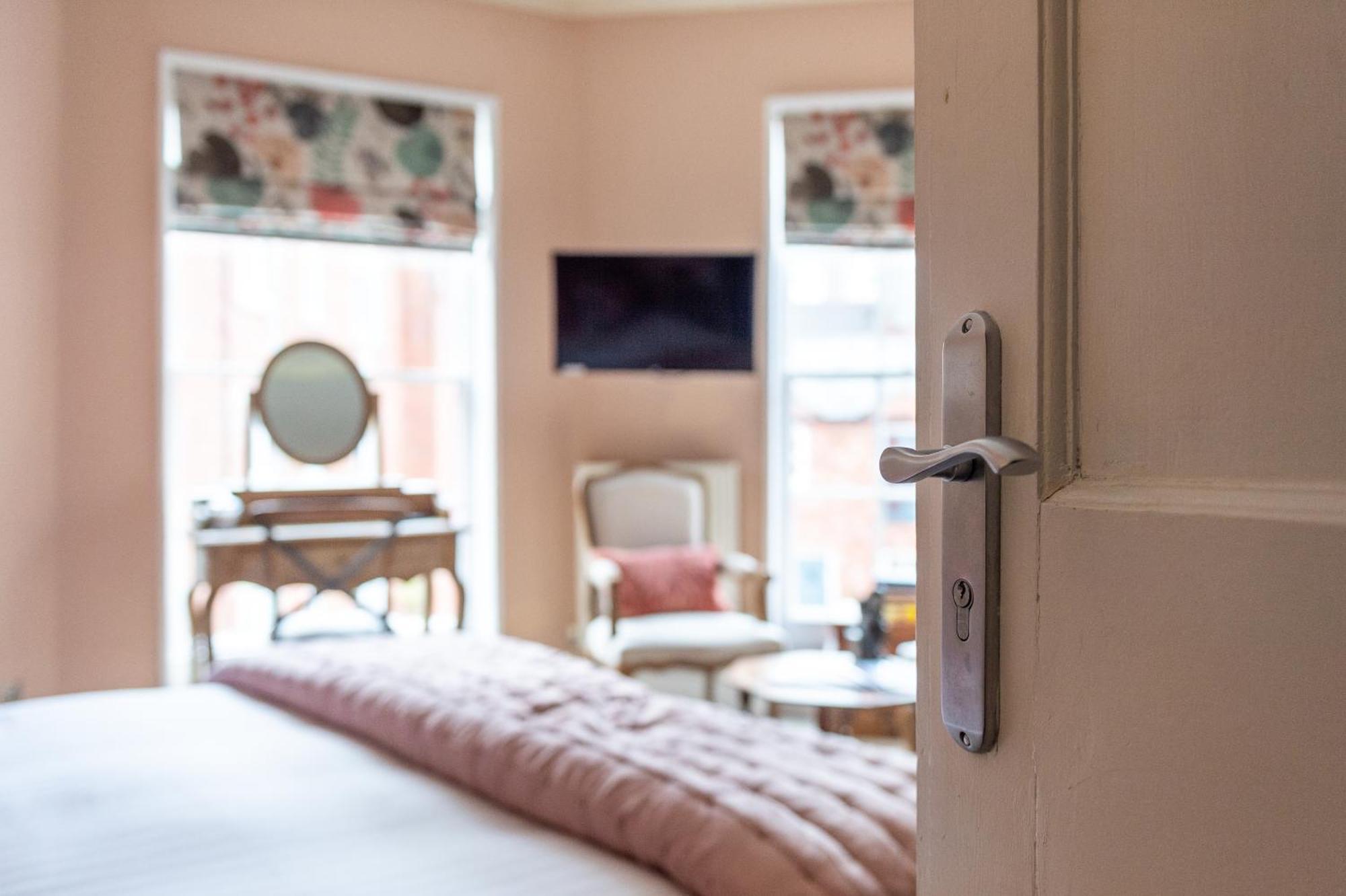 Darwin'S Townhouse Bed and Breakfast Shrewsbury Kamer foto A bedroom at the hotel