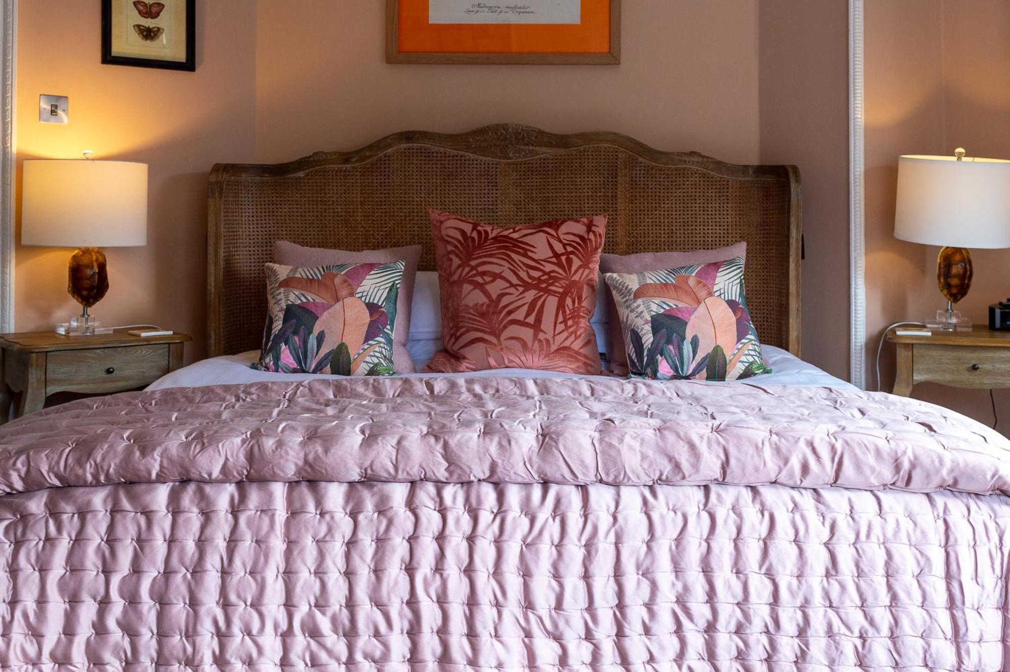 Darwin'S Townhouse Bed and Breakfast Shrewsbury Kamer foto A bed with a duvet