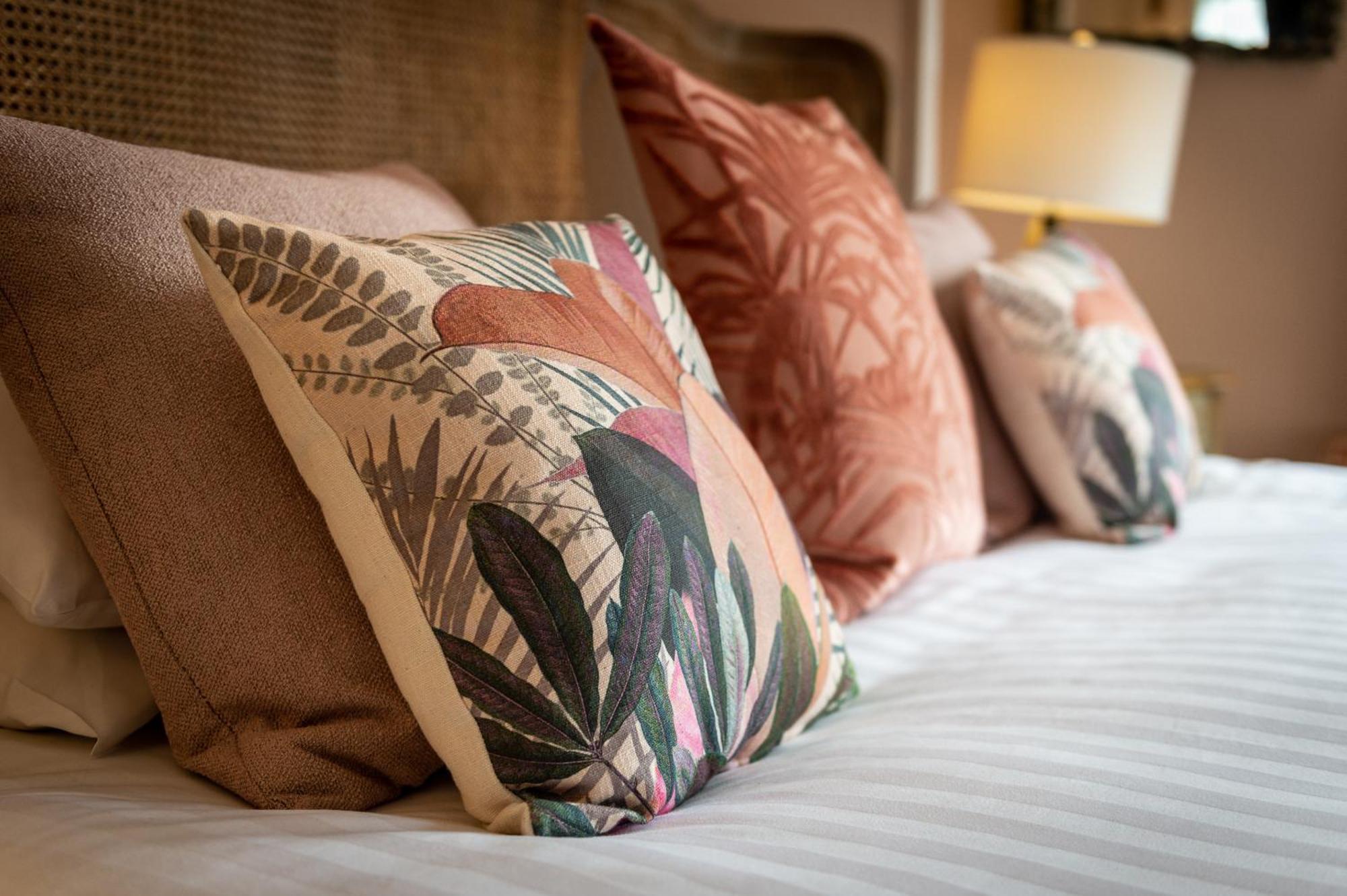 Darwin'S Townhouse Bed and Breakfast Shrewsbury Kamer foto Cushions on a bed