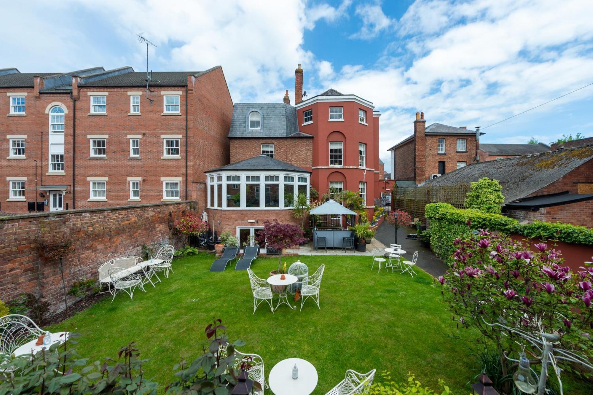 Darwin'S Townhouse Bed and Breakfast Shrewsbury Kamer foto The garden of the hotel